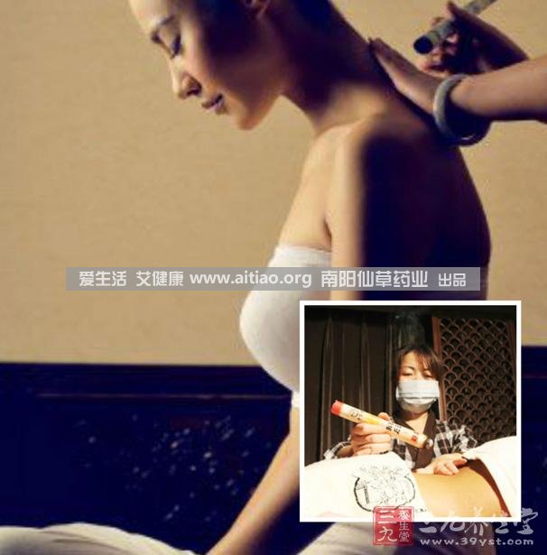 足三里穴是位于外膝的下3寸、脛骨外側(cè)一橫指左右的位置，艾灸10-15分鐘即可，需堅持一段時間，很快可以看到祛濕的效果。